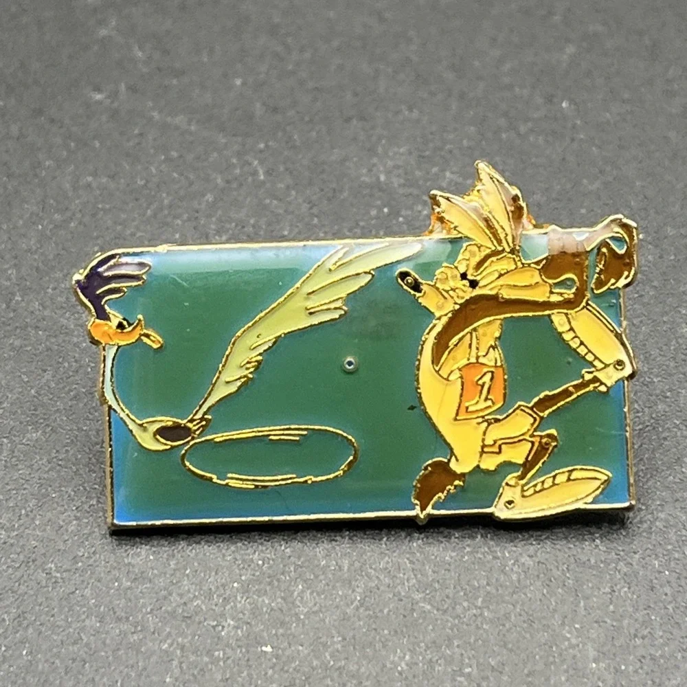 1980‎ Warner Bros Looney Tunes Wile E Coyote Chasing Road Runner Lapel Hat Pin
